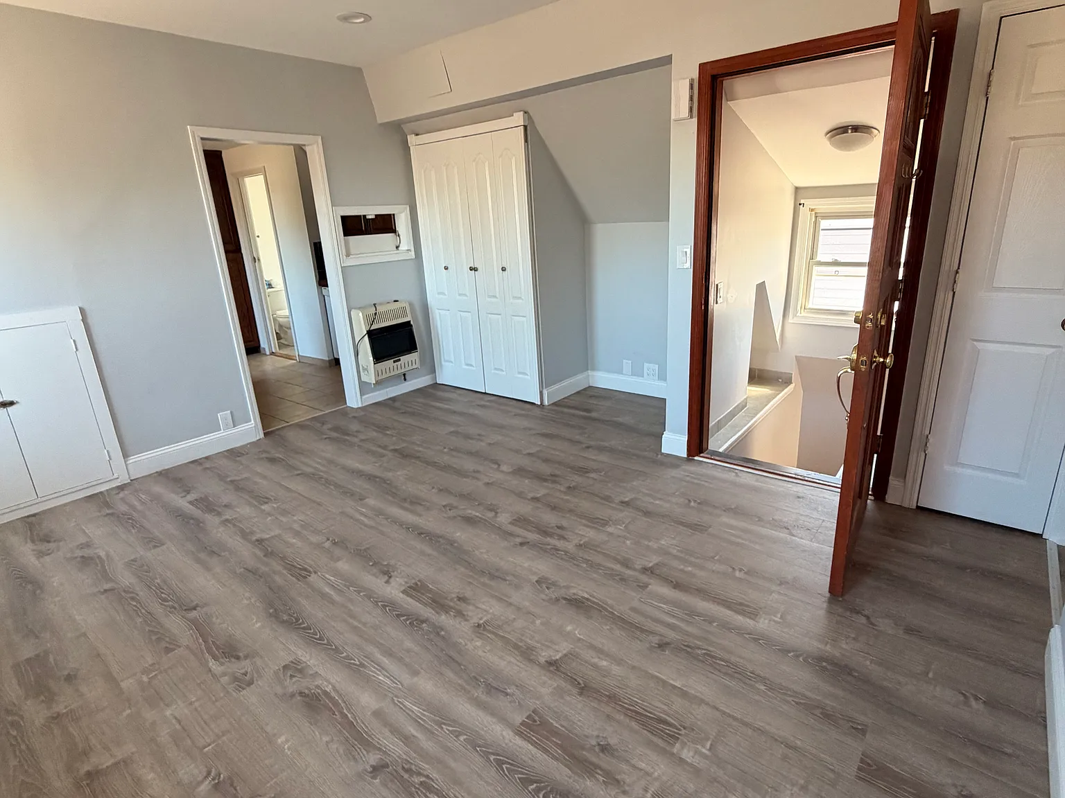 2 bed, 825 sqft, $2,400 — Photo 2