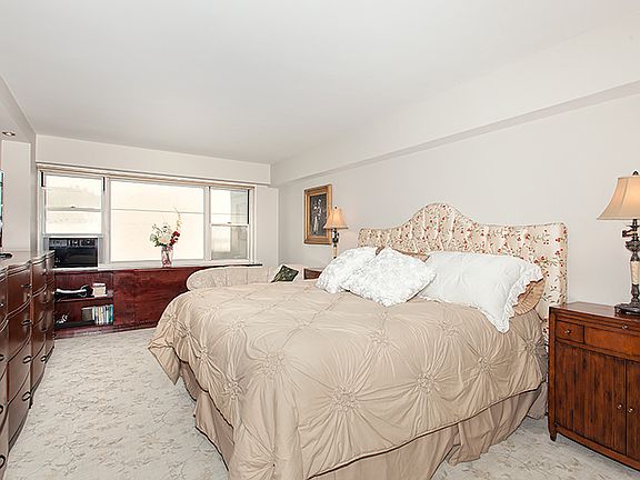 5th image of 100 W 57th St APT 18A
