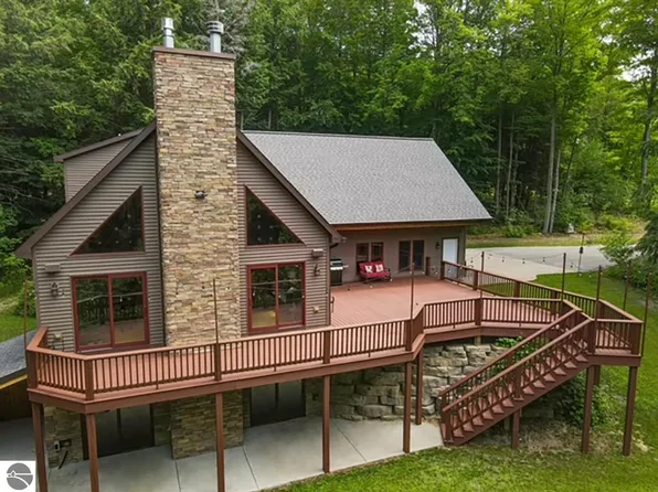 10052 Timber Valley Ct, Rapid City, MI 49676