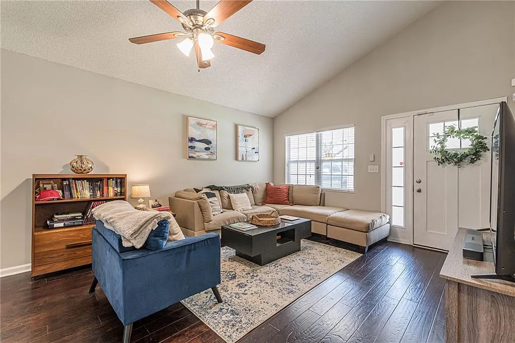 3 bed, 2.0 bath, 1677 sqft, $2,200 — Photo 4