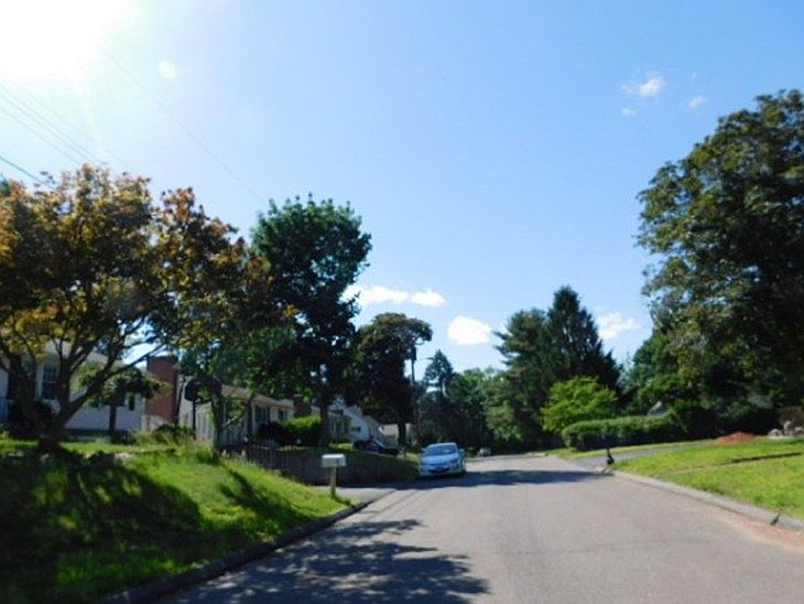 2nd image of 6 Russell Rd
