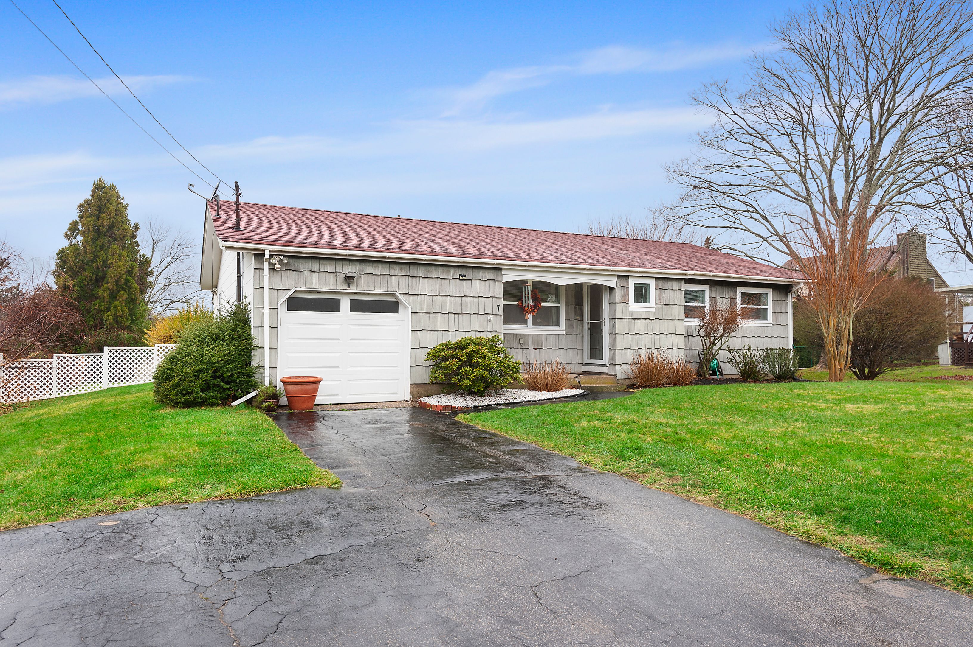 7 Old Fort Ln in Southampton Out East