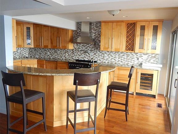 5th image of 812 Cliffs Dr APT 201