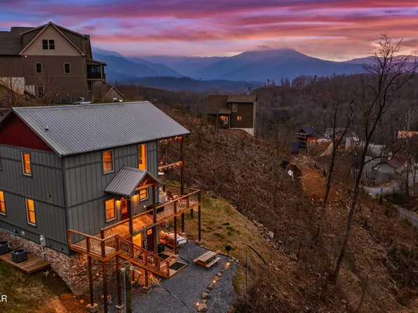 912 Aspen Ln, Gatlinburg, TN 37738