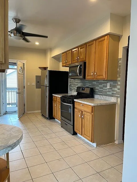 3 bed, 800 sqft, $1,550 — Photo 3