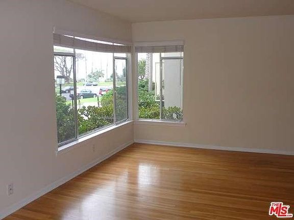 5th image of 115 Marguerita Ave APT B