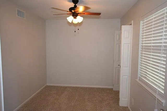 105 Maplewood Dr #D — Photo 6