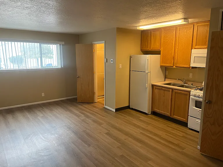 Quality, Updated Studio Apartments in Great North UNM Community — Photo 18