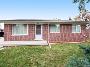 2405 Elmcrest Rd, Sterling Heights, MI 48310