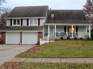 617 NE Birchwood Dr, Lees Summit, MO 64086