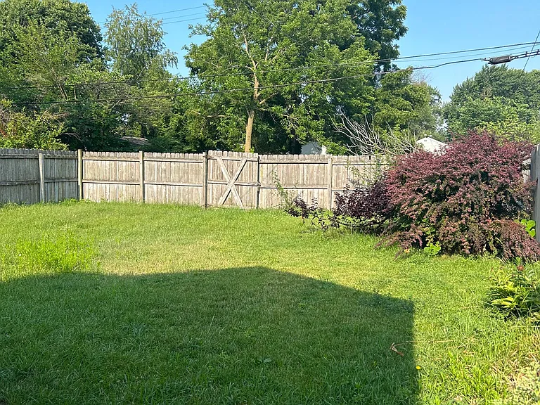 915 Clover St — Photo 3
