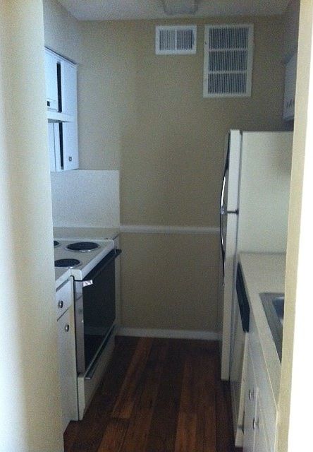 1st image of 3130 N Hall St APT 209