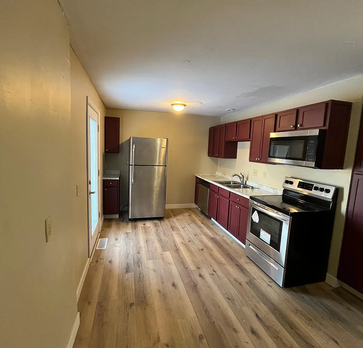 4 bed, 2200 sqft, $3,100 — Photo 2