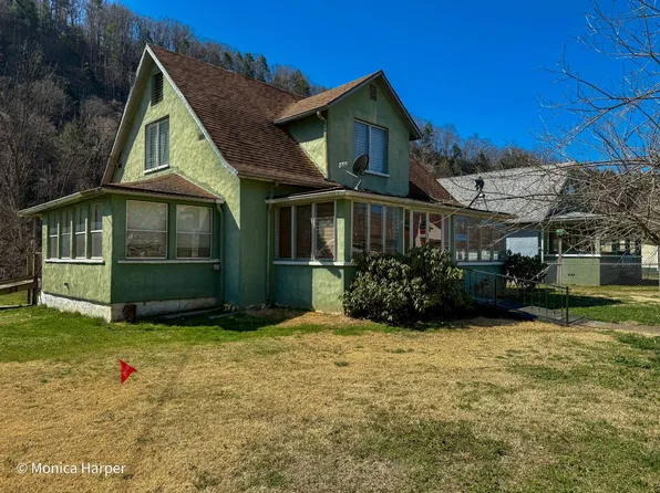 404 Center St, Clay, WV 25043