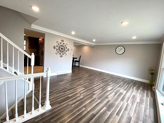 3rd image of 94 Greencliff Dr