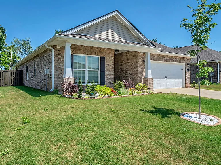 147 Ivy Vine Dr — Photo 1