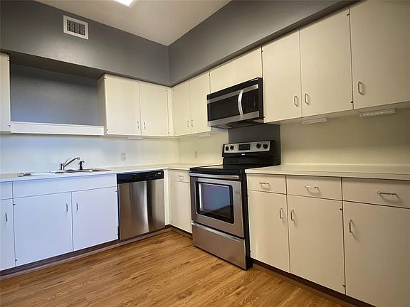 4th image of 15 Greenway Plz Unit 17E