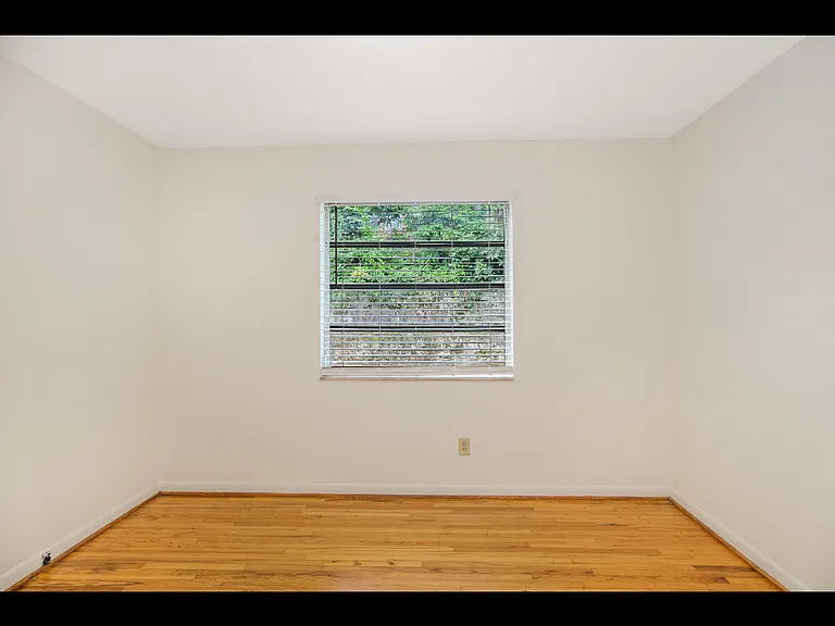 667 Idlewild Cir #404 — Photo 9