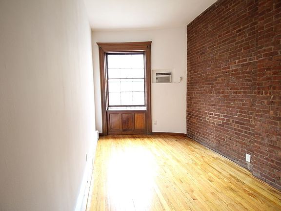 3rd image of 320 W 108th St APT 4a