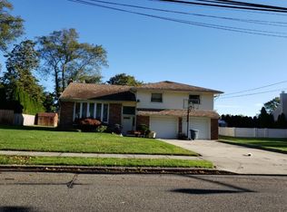 70 Sugar Maple Dr, Roslyn, NY 11576