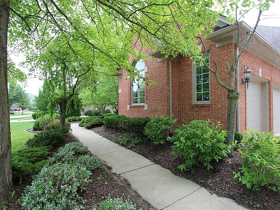 3rd image of 18547 Clairmont Cir E