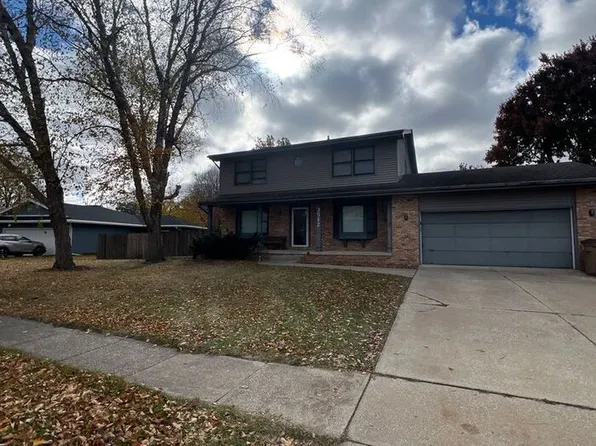 3512 Maple St, West Des Moines, IA 50265