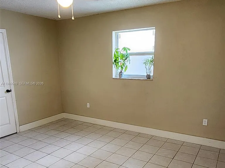 880 E 26th St — Photo 15