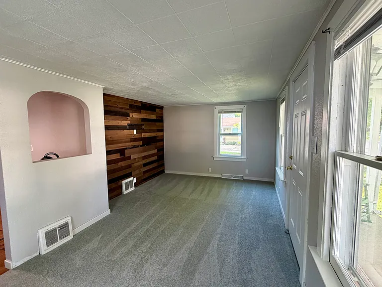 1747 N Ullman St — Photo 2