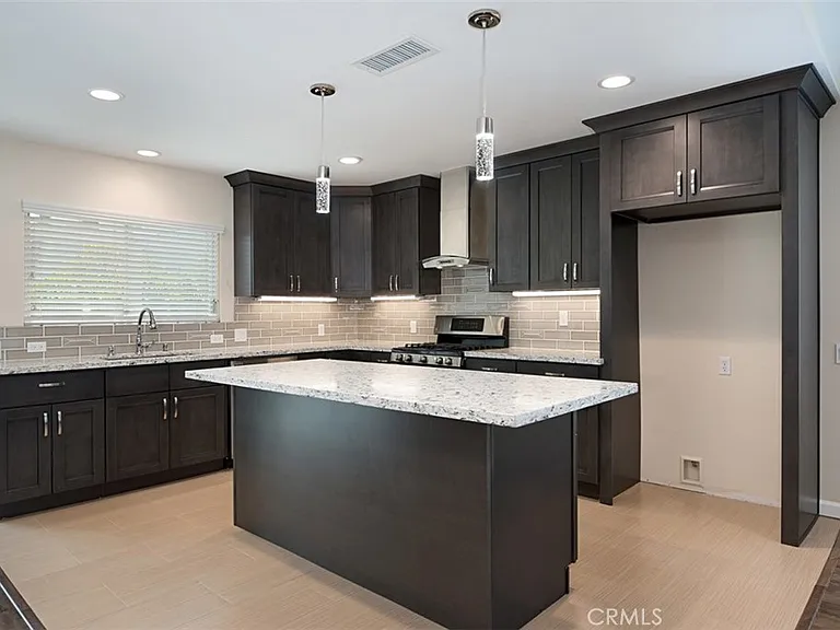 602 Carnation Dr — Photo 3