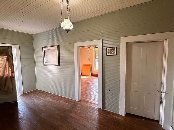 3rd image of 311 Gaston St