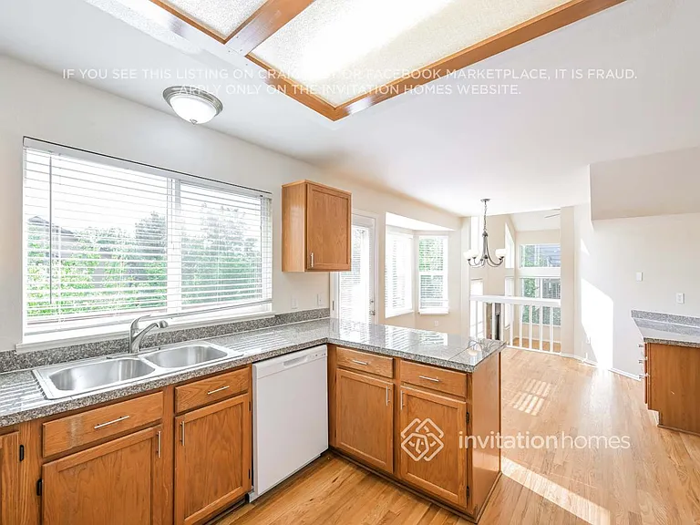 1572 Beacon Hill Dr — Photo 11