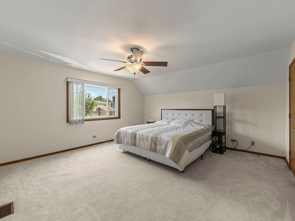 2nd image of 300 Starling Ct APT A
