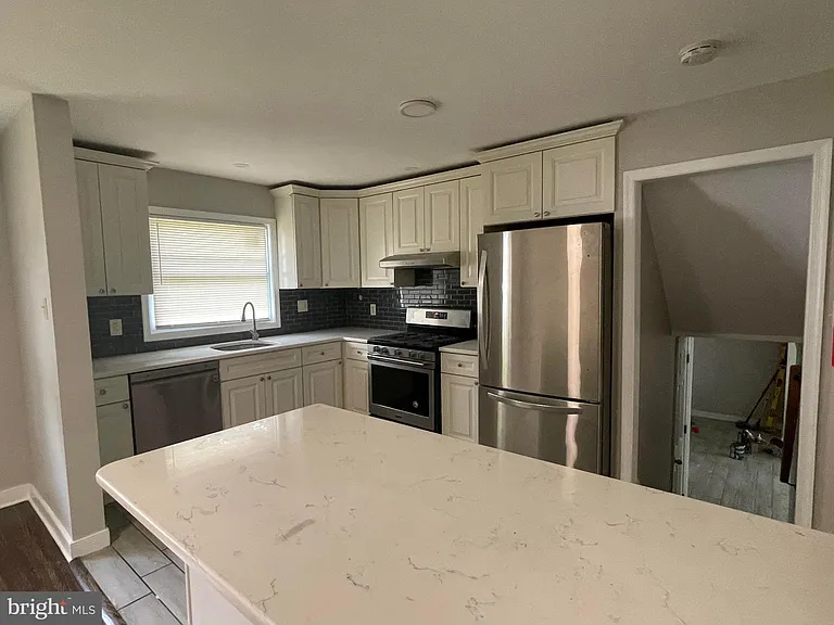 209 Maine Ave — Photo 4
