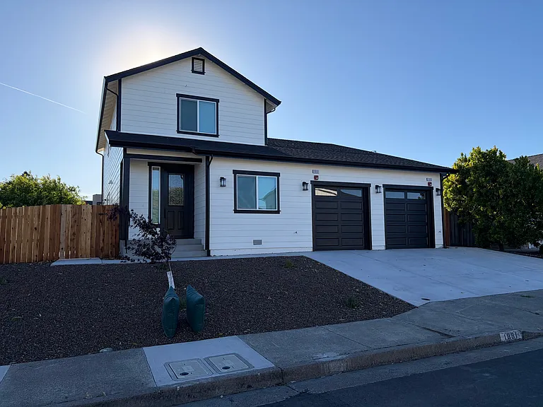1881 Crimson Ln — Photo 2