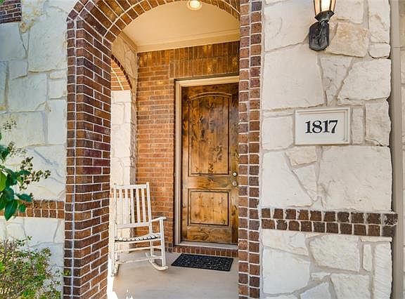 2nd image of 1817 Chimney Dr