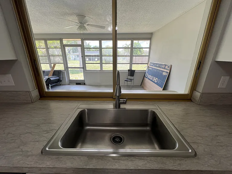 1920 W Lakeview Blvd #1 — Photo 32