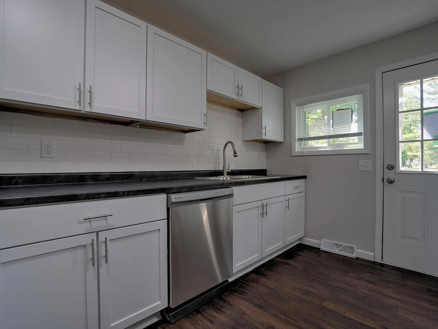 611 Lincolnway E — Photo 3