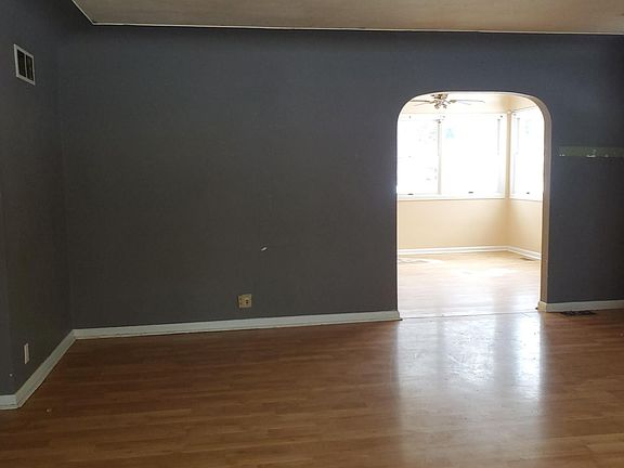 3rd image of 121 Cypress Dr