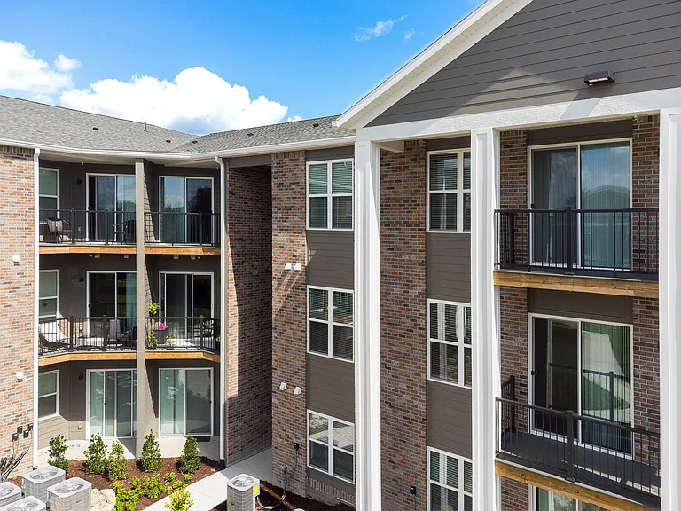 Knob Hill Apartments — Photo 27