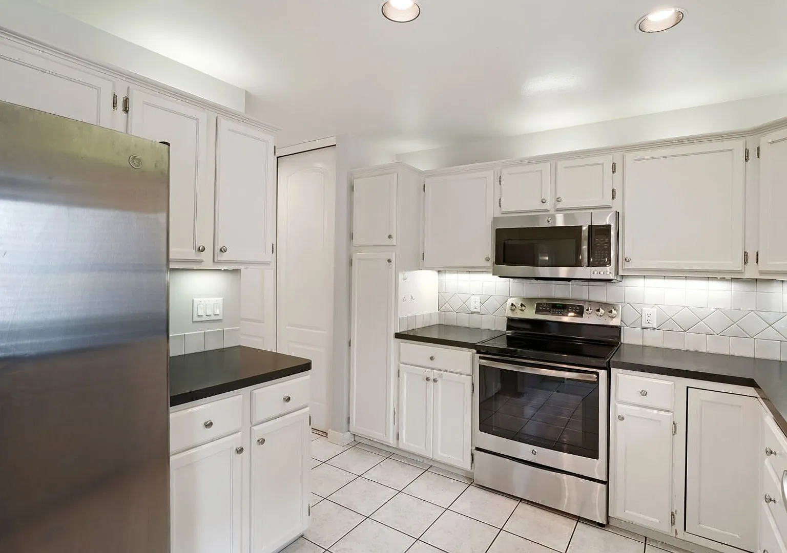 Location Location!! Cherry Creek North Townhome W/ Secure 2-Car Garage!! — Photo 3