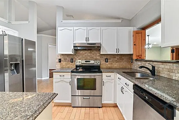 4 bed, 2300 sqft, $6,000 — Photo 4