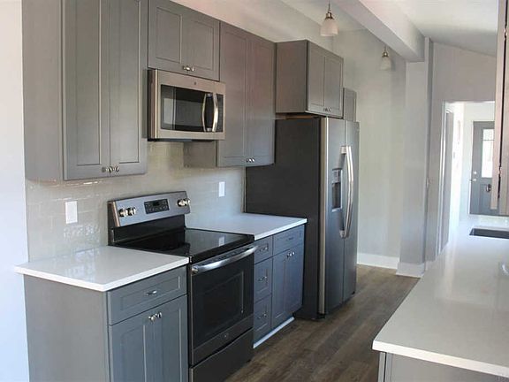 3rd image of 923 N 6th Ave