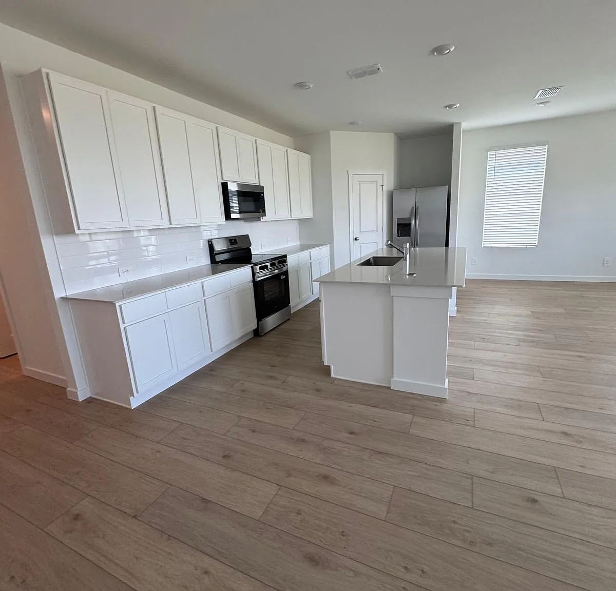 4 bed, 2366 sqft, $2,490 — Photo 3