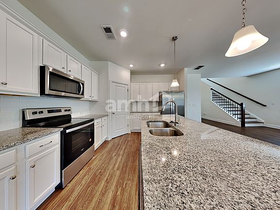 3rd image of 713 Cyprus Ave