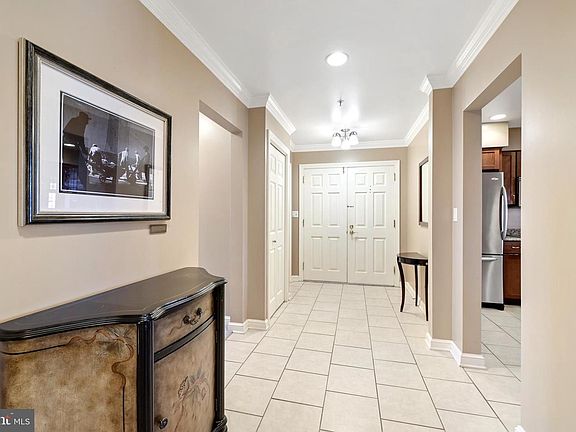 4th image of 10 E Lee St Unit 1005