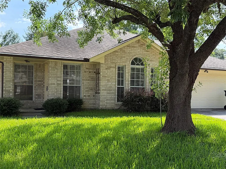 2238 Pine Cone Dr — Photo 1