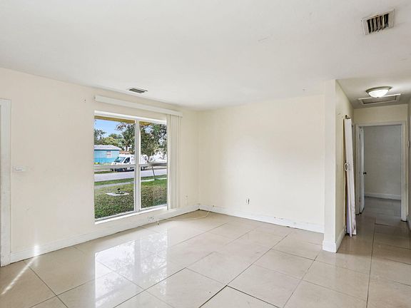 2nd image of 520 NE 45th St