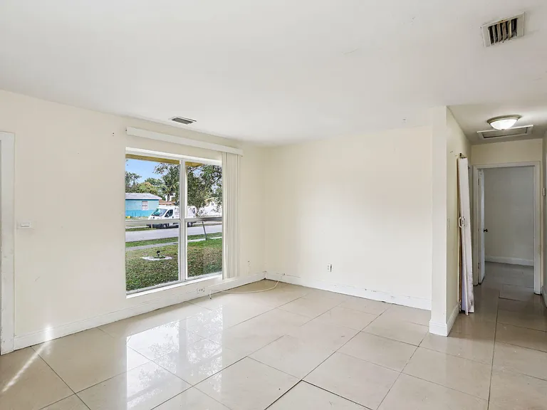 520 NE 45th St — Photo 2