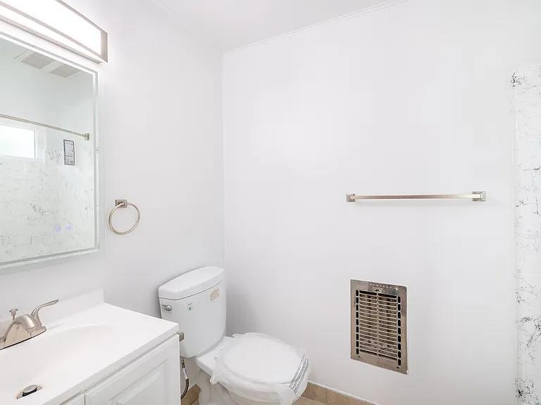 5542 Newcastle Ave #8 — Photo 4