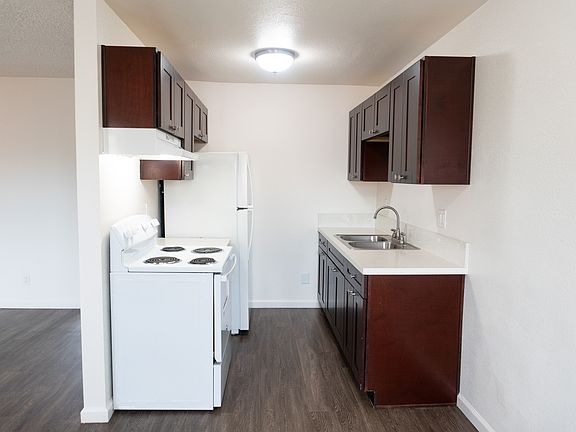 2nd image of 2039 L Ave #1B-1Ba-500Sqft